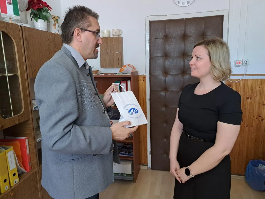 Győri Vakok és Gyengénlátók Egyesülete átadás curly